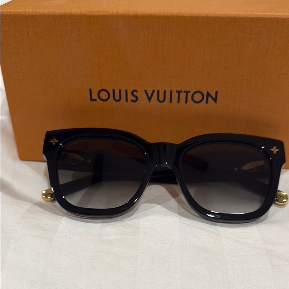🔥Beautiful and stylish Authentic Louis Vuitton Monogram
Square sunglasses 😎